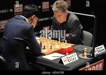 London, UK. 11. Dezember 2016. Michael Adams (ENG) untersucht das Schachbrett während seines Spiels mit Anish Giri (NED) am dritten Tag von den London Chess Classic.  Adams (der 19. Platz in der Welt ist) ist derzeit auf dem letzten Platz zurück, als die Konkurrenz bewegt sich in die letzte Etappe der 2016 Grand Chess Tour, Teil des London Chess Classic Festival stattfindet im Olympia Conference Centre, London, UK.  Die Tour enthält alle Top-Ten-Spieler der Welt abgesehen von Magnus Carlsen und Sergey Karjakin. Bildnachweis: Michael Preston/Alamy Live-Nachrichten Stockfoto