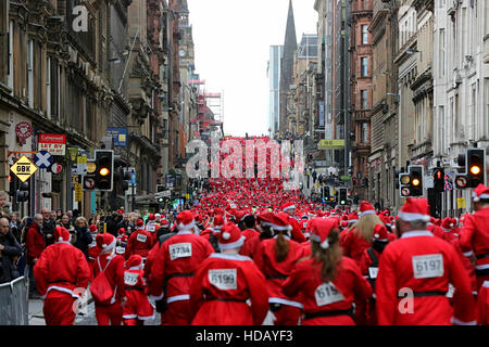 Tausende teilnehmen an Glasgows 2016 Santa Dash Volkslauf. Stockfoto