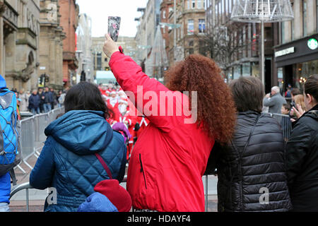 Tausende teilnehmen an Glasgows 2016 Santa Dash Volkslauf. Stockfoto