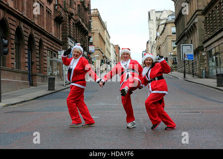 Tausende teilnehmen an Glasgows 2016 Santa Dash Volkslauf. Stockfoto