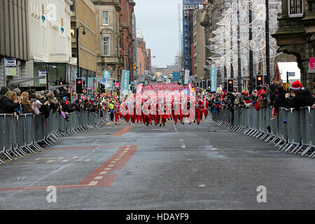 Tausende teilnehmen an Glasgows 2016 Santa Dash Volkslauf. Stockfoto