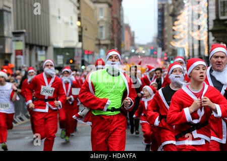 Tausende teilnehmen an Glasgows 2016 Santa Dash Volkslauf. Stockfoto