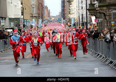 Tausende teilnehmen an Glasgows 2016 Santa Dash Volkslauf. Stockfoto