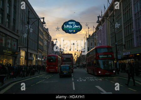 Oxford Street, London, UK 11. Dezember 2016 - The Oxford Street Dekoration bei Sonnenuntergang. Bildnachweis: Dinendra Haria/Alamy Live-Nachrichten Stockfoto