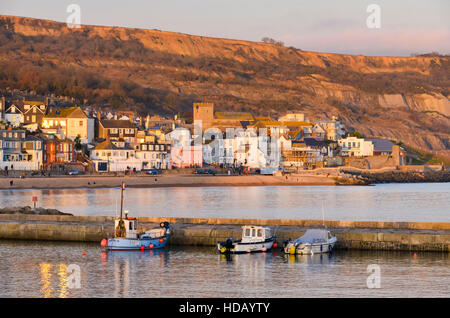 Lyme Regis, Dorset, UK.  11. Dezember 2016.  Großbritannien Wetter.  Blick über The Cobb Hafen in Richtung Stadt von Lyme Regis in Dorset auf einen ruhigen Abend kurz vor Sonnenuntergang.  Bild: Graham Hunt/Alamy Live-Nachrichten Stockfoto