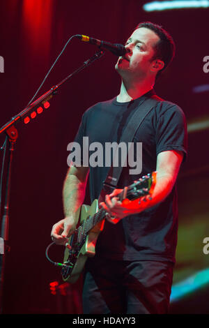 Inglewood, Kalifornien, USA. 10. Dezember 2016. TOM LINTON von Jimmy Eat World, während das KROQ fast akustischen Weihnachtskonzert in The Forum in Inglewood, Kalifornien © Daniel DeSlover/ZUMA Draht/Alamy Live News Stockfoto