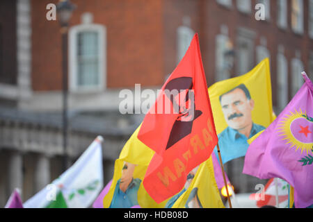 Whitehall, London, UK. 11. Dezember 2016. Kurdische Menschen protestieren gegen die Repression in der Türkei März in London. Bildnachweis: Matthew Chattle/Alamy Live-Nachrichten Stockfoto