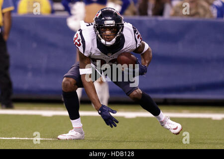 Indianapolis, Indiana, USA. 11. Dezember 2016. 11. Dezember 2016 zurück - Indianapolis, Indiana, Vereinigte Staaten - Houston Texans defensive Robert Nelson (32) Fänger den Ball für eine Kick-off Rückkehr während der NFL Football-Spiel zwischen den Houston Texans und die Indianapolis Colts im Lucas Oil Stadium. Texaner besiegt Indianapolis 22-17. Bildnachweis: Adam Lacy/ZUMA Draht/Alamy Live-Nachrichten Stockfoto