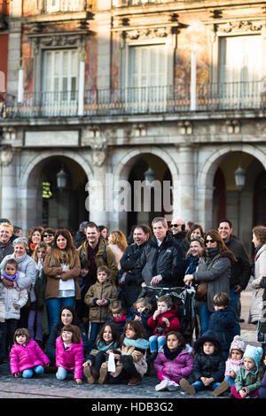 Menschenmassen versammelt um Straßenunterhaltung auf der Plaza Mayor, Madrid, Spanien zu sehen. Stockfoto