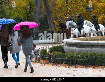 Brunnen im Parque del Retiro in Madrid, Spanien mit zwei Polizei Pferd vorbei. Stockfoto