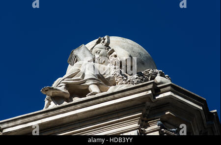 Spanien, Madrid, Plaza de España, Miguel de Cervantes-Denkmal. Statue gezeigt ist an der Spitze des Denkmals. Stockfoto