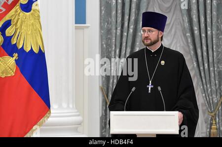 Russisch-orthodoxes Bogen-Priester Aleksandr Tkachenko, Direktor des Kinder-Hospiz ANGO, spricht nach dem Erhalt der nationalen herausragende Leistungen in Menschenrechtspreis während einer Zeremonie im Kreml 8. Dezember 2016 in Moskau, Russland. Stockfoto