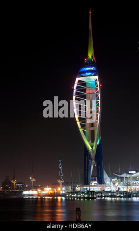 Die Emirates Spinnaker Tower beleuchtet für Weihnachten, Gunwharf Quays, Portsmouth Harbour, Portsmouth, Hampshire, England, UK. Stockfoto