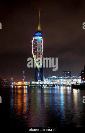 Die Emirates Spinnaker Tower beleuchtet für Weihnachten, Gunwharf Quays, Portsmouth Harbour, Portsmouth, Hampshire, England, UK. Stockfoto