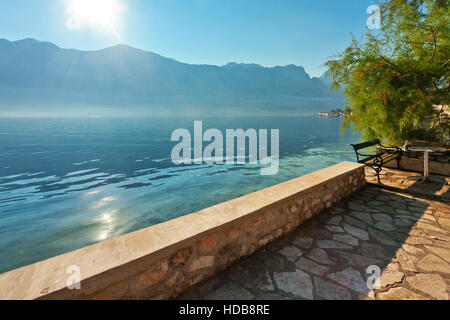 Nebel am frühen Morgen am Strand mit Meer und Bergblick. Kotor Bucht. Montenegro Stockfoto