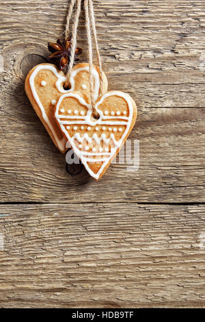 Weihnachten aus Holz Hintergrund mit Cookies Lebkuchenherz gestalten, Textfreiraum - hausgemachte festliche Dekoration, Grußkarten-leer Stockfoto