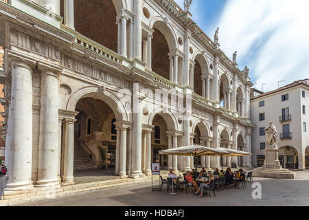 Statue von Palladio vor der Basilika Palladiana und dem Museo Palladiano, Vicenza, der Stadt Andrea Palladio, Italien. Stockfoto