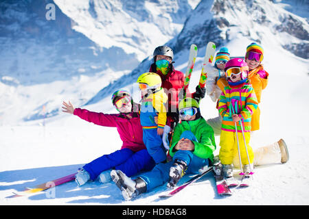 Familien Skiurlaub. Gruppe von Skifahrern in Schweizer Alpen. Jugendliche und Erwachsene Kinder, Teenager und Baby im Winter zum Skifahren. Stockfoto