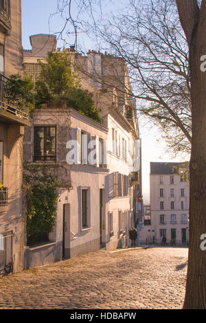 Typische Straße in Montmartre, Paris, Frankreich bei Sonnenuntergang Stockfoto