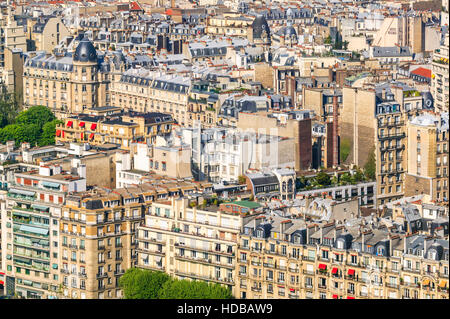 Vogelperspektive der umliegenden Gebäude und Dächer im 16. Arrondissement von Paris. Stockfoto