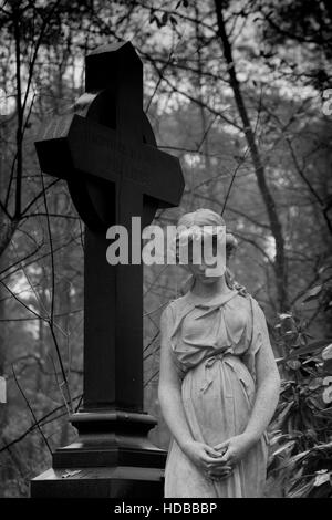 Engel und Grabstein in der Südwestkirchhof Stahnsdorf (Südwesten Stahnsdorf Friedhof) in der Nähe von Berlin Stockfoto