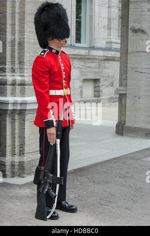 Eine Wache von der kanadischen zeremonielle Hut steht vor Rideau Hall, Residenz des Generalgouverneurs in Ottawa. Stockfoto