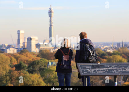 Die Aussicht vom Primrose Hill in Richtung central London und der BT Tower, an einem sonnigen, herbstlichen Nachmittag im England, UK Stockfoto