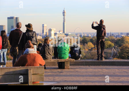 Die Aussicht vom Primrose Hill in Richtung der BT Tower im Zentrum von London, an einem sonnigen, herbstlichen Nachmittag im England, UK Stockfoto