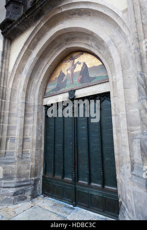 Die Schlosskirche (Schlosskirche) in Wittenberg in Deutschland, wo Martin Luther seine protestantischen Proklamation an der Tür fixiert Stockfoto