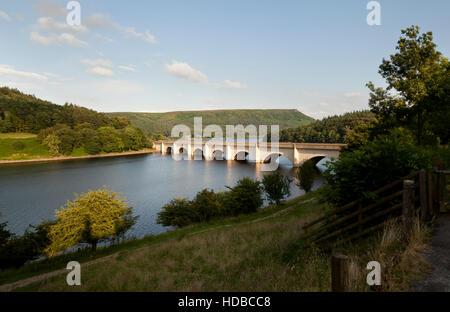 Die A57 Straßenbrücke über Lady Bower Reservoir, Upper Derwent Valley, Derbyshire, England UK Stockfoto