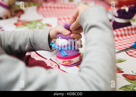 Glückliches Kind Handwerk zu tun. Kleines Kind einen Filzen Weihnachten Schneemann in Händen hält. Arbeitsplatz in Kindergarten, Schule oder zu Hause. Kinder Weihnachten basteln Idee. C Stockfoto