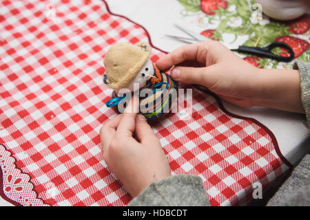 Glückliches Kind Handwerk zu tun. Kleines Kind einen Filzen Weihnachten Schneemann in Händen hält. Arbeitsplatz in Kindergarten, Schule oder zu Hause. Kinder Weihnachten basteln Idee. C Stockfoto