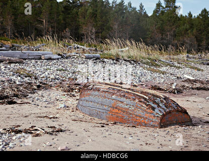 Alte verlassene Boot auf ein Ufer des weißen Meeres Stockfoto