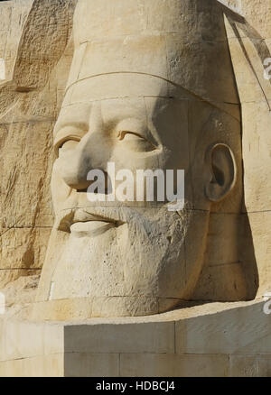 Die Steinstatue von Erzbischof Makarios, 111, (3) auf Leoforos Georgiou, Griva Digeni, Paphos, Zypern. Stockfoto