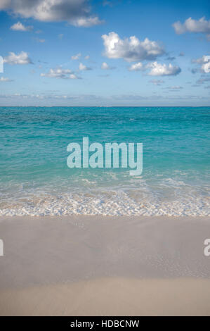 Blauer Himmel, türkisfarbenes Meer und goldenen Sand der Türken & Caicos. Wolken, Surf- und Strand sind perfekt in vertikale Drittel unterteilt. Stockfoto