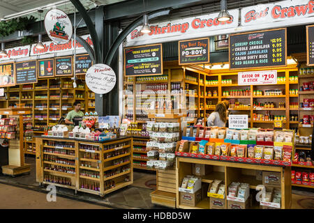 Eine bunte Auswahl von waren für Verkauf im N'awlins Cafe & Spice Emporium auf dem französischen Markt in New Orleans, Louisiana. Stockfoto