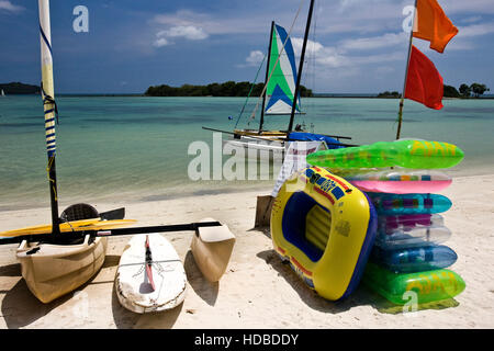 Trimaran und aufblasbare Spielzeuge Chaweng Beach Koh Samui Thailand Stockfoto