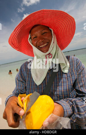 Frau schält Mango Snack Chaweng Beach Koh Samui Thailand Stockfoto