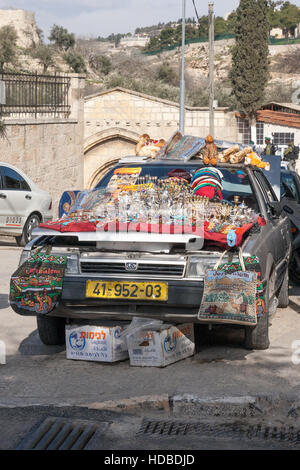 Palästinensische Souvenir aus seinem Auto auf dem Ölberg zu verkaufen. Jerusalem, Israel Stockfoto