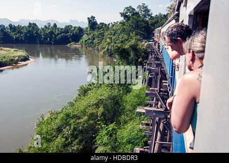 Passagiere auf Burma-Bahn trainieren Ansicht River Kwai Thailand Stockfoto