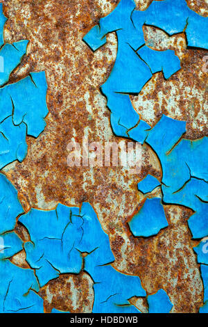 Abblätternde Farbe und Rost an einer Wand in Nahaufnahme Stockfoto