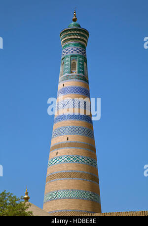 Minarett der Islam Glaubensgemeinschaft - Islam Xoja - in Chiwa, Usbekistan Stockfoto