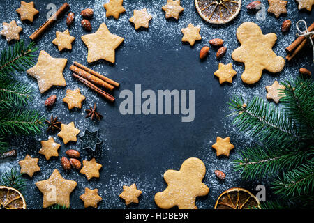 Weihnachten oder Neujahr Hintergrund mit Lebkuchen, Lebkuchen-Mann, Sterne, Gewürze, Zimt und Tanne Baum Stockfoto