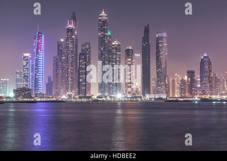 Skyline von Dubai Marina District nach Sonnenuntergang. Dubai, Vereinigte Arabische Emirate. Stockfoto