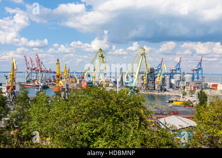 Anhebende Ladung Kräne, Schiff und Getreide Trockner im Meer Hafen von Odessa, Schwarzes Meer, Ukraine. Industrielle Ansicht Stockfoto