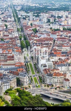 Stadt Grenoble, Frankreich. Malerische Luftaufnahme von Bastille in bewölkten Sommertag Stockfoto