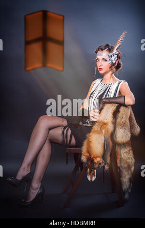 ein Mädchen in Strümpfen auf einer alten Holzleiter Stockfoto, Bild