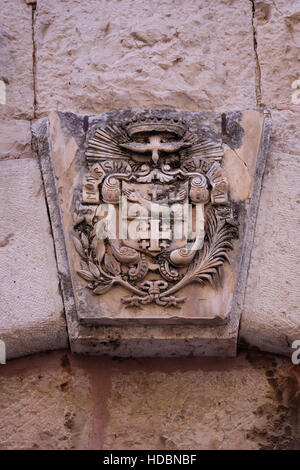 Das Emblem der Franziskaner in Jerusalem die Hüterin der Heiligen Stätten im Heiligen Land in einer Wand außerhalb der katholischen Kapelle der Franziskaner der Verurteilung und der Einführung des Kreuzes in der Via Dolorosa Altstadt Ost Jerusalem Israel geschnitzt Stockfoto