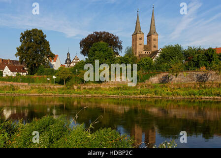 Anzeigen von Höxter mit Weser und der lutherischen Kirche St. Kilian, Nordrhein-Westfalen, Deutschland Stockfoto