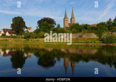 Anzeigen von Höxter mit Weser und der lutherischen Kirche St. Kilian, Nordrhein-Westfalen, Deutschland Stockfoto